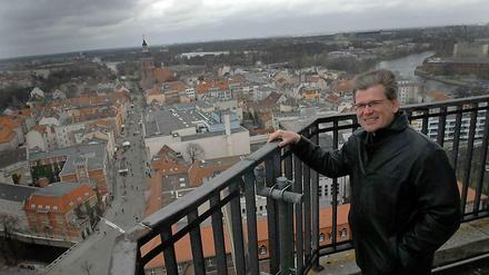 Links die Altstadt, rechts Havel/Spree-Mündung und ganz oben der Bürgermeister: Helmut Kleebank auf dem 80 Meter hohen Rathaus.