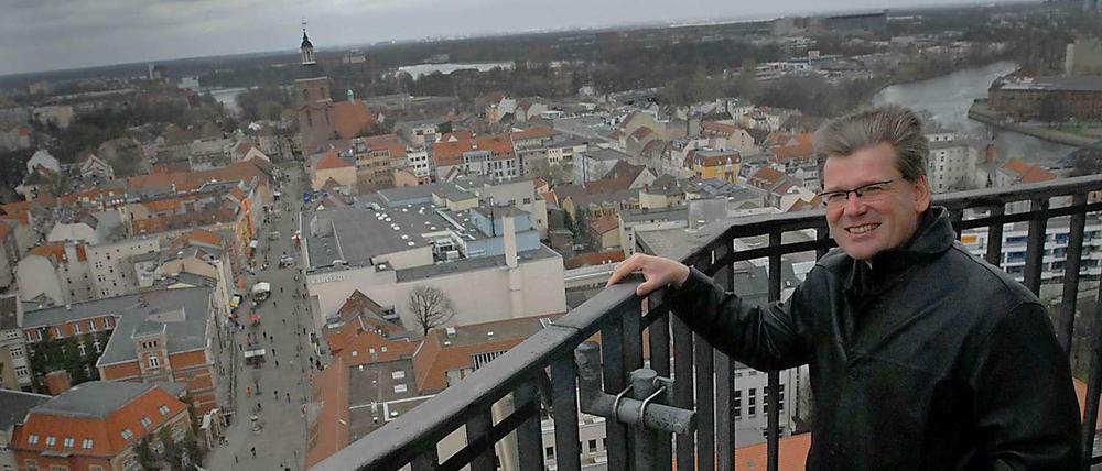 Links die Altstadt, rechts Havel/Spree-Mündung und ganz oben der Bürgermeister: Helmut Kleebank auf dem 80 Meter hohen Rathaus.
