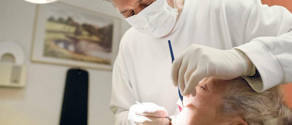 Bei Licht betrachtet. Immer mehr Patienten reichen bei kleinen Behandlungen gar keine Rechnung mehr ein. Foto: dpa