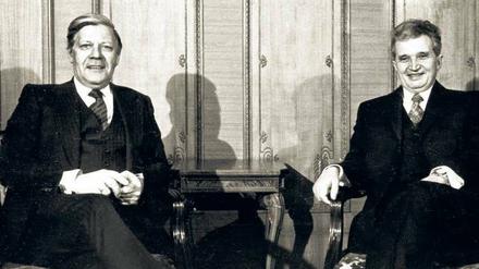 Über den Tisch gezogen. Helmut Schmidt mit Ceausescu, 1978.