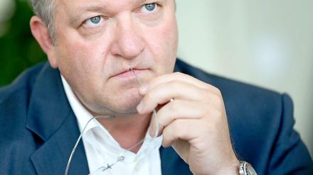 Innensenator Frank Henkel gibt zu, dass "der Senat noch Gesprächsbedarf hat“. Ein kleiner Fortschritt in der Koalitionszusammenarbeit.