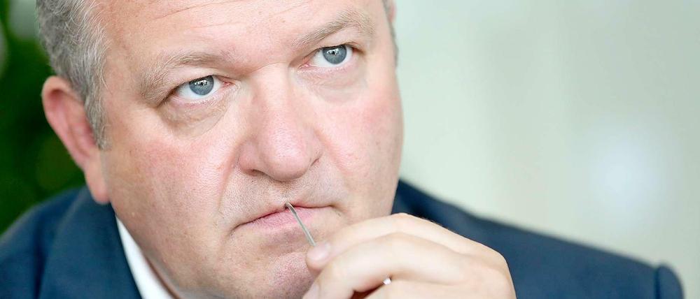 Innensenator Frank Henkel gibt zu, dass "der Senat noch Gesprächsbedarf hat“. Ein kleiner Fortschritt in der Koalitionszusammenarbeit.