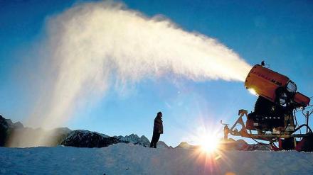 Himmel hilf! Sind die Hänge im Winter grün, kann die umstrittene Schneekanone schon etwas ausrichten– allerdings nur bei niedrigen Temperaturen.