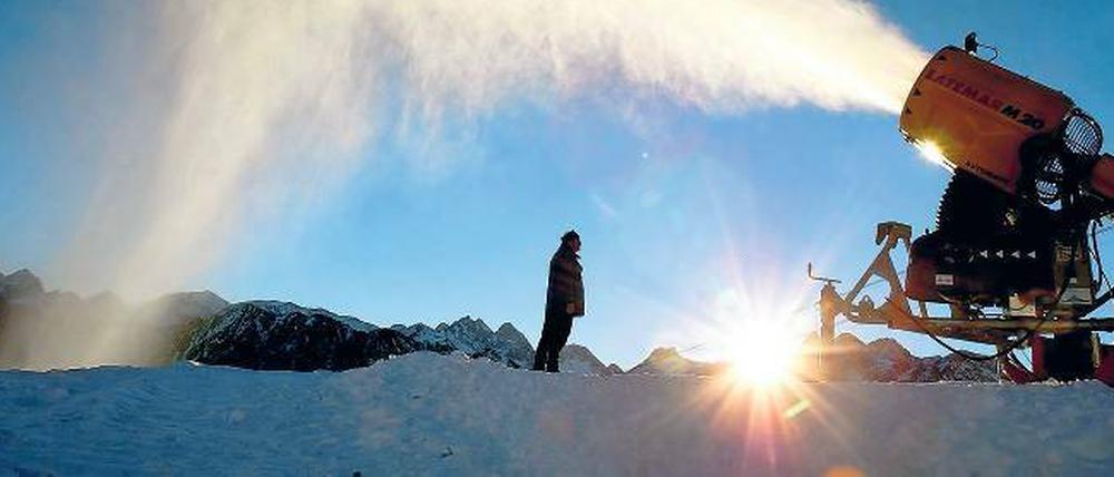 Himmel hilf! Sind die Hänge im Winter grün, kann die umstrittene Schneekanone schon etwas ausrichten– allerdings nur bei niedrigen Temperaturen.