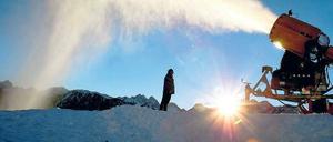 Himmel hilf! Sind die Hänge im Winter grün, kann die umstrittene Schneekanone schon etwas ausrichten– allerdings nur bei niedrigen Temperaturen.