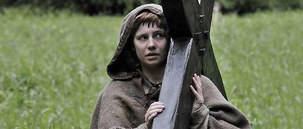 Schwere Bürde: Josefine Preuß, 28, spielt in "Die Pilgerin" (Sonntag und Montag, ZDF, 20 Uhr 15) eine junge Frau, die sich für ihren Vater auf den Jakobsweg macht.