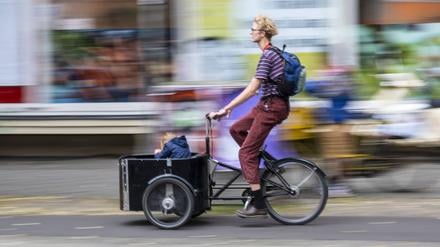 Fahrradfahrerin mit einem Lastenrad und Kind unterwegs in Berlin snapshot-photography/R.Price *** Cyclist with a load bike and child on the road in Berlin snapshot photography R Price  