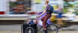 Fahrradfahrerin mit einem Lastenrad und Kind unterwegs in Berlin snapshot-photography/R.Price *** Cyclist with a load bike and child on the road in Berlin snapshot photography R Price  