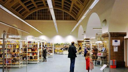 Bücherbogen. Bisher ist die Heinrich-Schulz-Bibliothek im Rathaus Charlottenburg ist die Hauptstelle der Bibliotheken in der City West.
