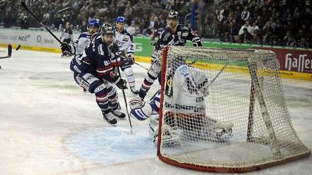 Berliner Eisbären im Spiel gegen die Adler Mannheim.