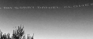 Himmelszeichen: LaBeoufs über Los Angeles schwebende Entschuldigung.