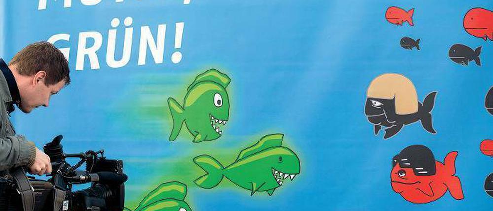 Im Raubfischbecken der Politik sehen sich die Grünen als Piranhas, die anderen Fischen die Zähne zeigen, wie auf einem Plakat bei der Fraktionsklausur zu sehen ist. Foto: Candy Welz/dpa