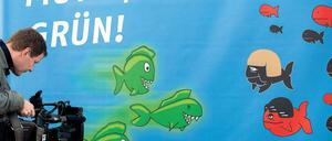 Im Raubfischbecken der Politik sehen sich die Grünen als Piranhas, die anderen Fischen die Zähne zeigen, wie auf einem Plakat bei der Fraktionsklausur zu sehen ist. Foto: Candy Welz/dpa