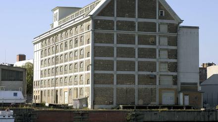 Der quer zum Flusslauf stehende Bau ist ein aufgrund seiner Größe und seines auffälligen Konstruktionsrasters markanter steinerner Zeitzeuge am südlichen Spreeufer.