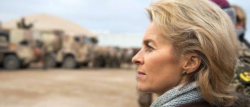 Bei ihrem Rundgang schaut sich die Verteidigungsministerin das Gerät der Bundeswehr an.