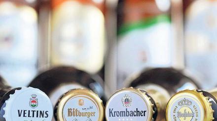 Ein Euro mehr pro Kasten: Bitburger, Krombacher, Warsteiner und Veltins haben sich über Preiserhöhungen verständigt. Gegen Carlsberg und Radeberger ermittelt das Kartellamt noch. Beck’s-Hersteller Anheuser-Busch InBev kommt straffrei davon. 