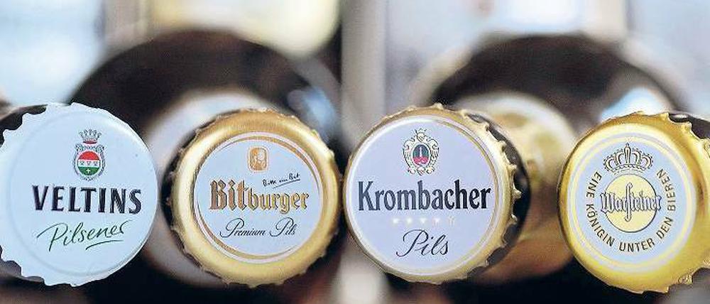 Ein Euro mehr pro Kasten: Bitburger, Krombacher, Warsteiner und Veltins haben sich über Preiserhöhungen verständigt. Gegen Carlsberg und Radeberger ermittelt das Kartellamt noch. Beck’s-Hersteller Anheuser-Busch InBev kommt straffrei davon. 