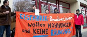 Protest bei der SPD. Am Montag kamen die ehemaligen Bewohner der Eisfabrik in Mitte zum SPD-Haus in Wedding.