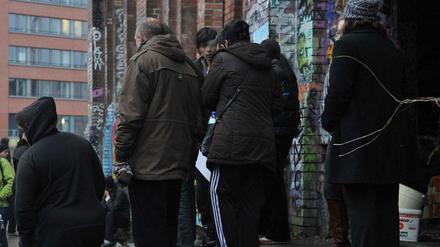 Bulgaren und Rumänen vor der baufälligen Eisfabrik in Berlin, in der sie vorher lebten. Die Entscheidung der EU-Kommission dürfte die Debatte um die sogenannte Armutszuwanderung erneut anfachen.