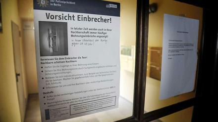 Warnung. Nach einem Einbruch macht die Polizei häufig mit diesen Aushängen darauf aufmerksam, damit die Nachbarn vorsichtig sind und eventuell Sicherheitsmaßnahmen ergreifen.