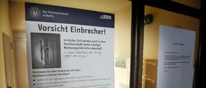 Warnung. Nach einem Einbruch macht die Polizei häufig mit diesen Aushängen darauf aufmerksam, damit die Nachbarn vorsichtig sind und eventuell Sicherheitsmaßnahmen ergreifen.