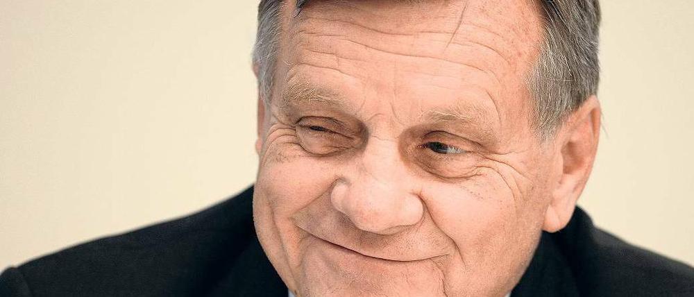 Neuer Termin. Flughafenchef Hartmut Mehdorn drückt aufs Tempo. Zumindest die Bauarbeiten sollen 2014 beendet sein. Foto: dpa