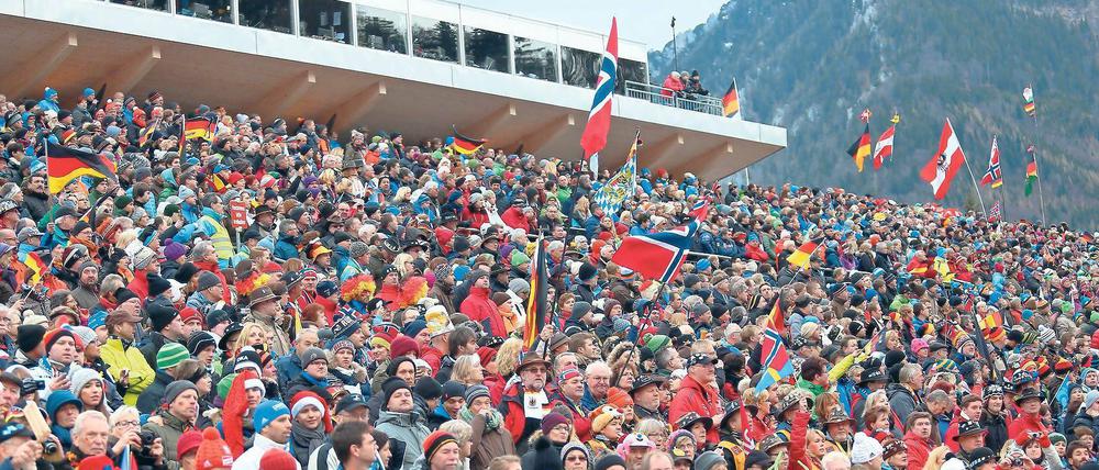 Es wird bunter auf den Tribünen. Beim Weltcup in Ruhpolding kamen die Fans nicht nur aus Deutschland.