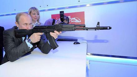 Die AK-37 Im Anschlag: Wladimir Putin im April 2012 in Moskau