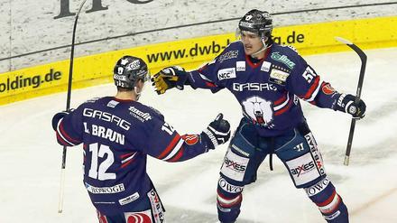 Endlich wieder Jubel bei den Eisbären. Daniel Weiß (r.) brachte sein Team gegen Mannheim mit seinem Treffer zum 1:1 zurück ins Spiel.