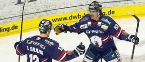 Endlich wieder Jubel bei den Eisbären. Daniel Weiß (r.) brachte sein Team gegen Mannheim mit seinem Treffer zum 1:1 zurück ins Spiel.