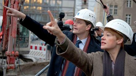 Senatsbaudirektorin Regula Lüscher (r.) 2011 auf der Baustelle der Staatsoper Unter den Linden in Berlin
