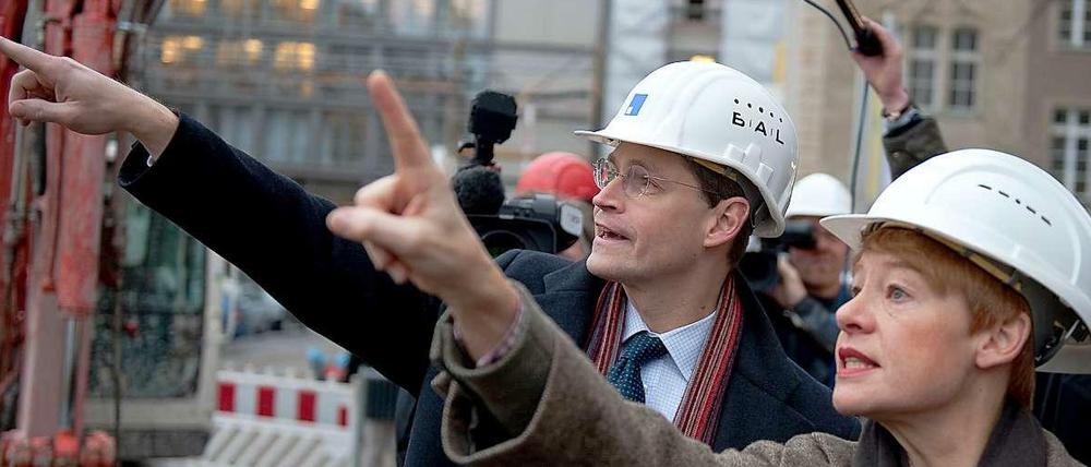Senatsbaudirektorin Regula Lüscher (r.) 2011 auf der Baustelle der Staatsoper Unter den Linden in Berlin