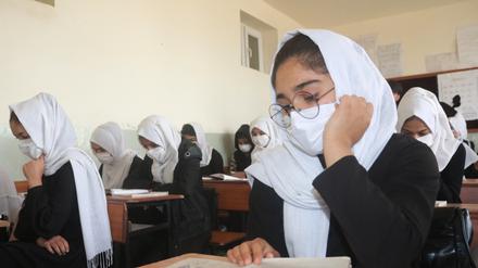 Schülerinnen sitzen im Unterricht in einer Schule in Scheberghan, der Hauptstadt der Provinz Jawzjan im Norden Afghanistans. 