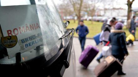 Reisebus aus Rumänien in Berlin: Unter der Schlagwörtern "Armutszuwanderung" und "Sozialtourismus" lief in den vergangenen Wochen und Monaten eine Debatte um Einwanderer aus Osteuropa.