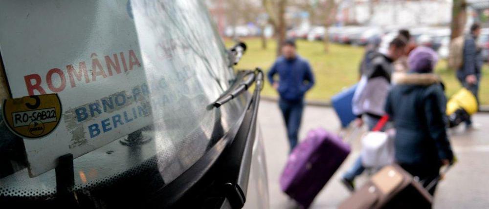 Reisebus aus Rumänien in Berlin: Unter der Schlagwörtern "Armutszuwanderung" und "Sozialtourismus" lief in den vergangenen Wochen und Monaten eine Debatte um Einwanderer aus Osteuropa.