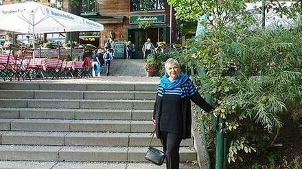Nika Lubitsch vor der "Fischerhütte" am Schlachtensee. Gleich hier um die Ecke spielt auch ihr letzter Krimi.