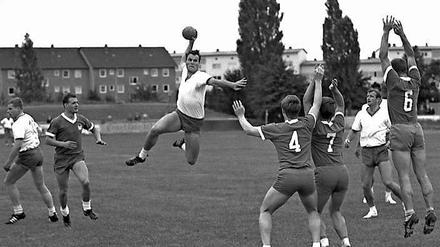Das waren noch Zeiten. Sowohl im Feldhandball, dem Vorläufer des heutigen Hallenhandballs, als auch später bestimmten die deutschen Teams das internationale Niveau stets maßgeblich mit. Nun hat die Nationalmannschaft erstmals die EM-Teilnahme verpasst. 