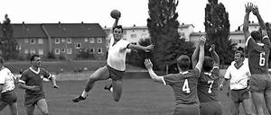 Das waren noch Zeiten. Sowohl im Feldhandball, dem Vorläufer des heutigen Hallenhandballs, als auch später bestimmten die deutschen Teams das internationale Niveau stets maßgeblich mit. Nun hat die Nationalmannschaft erstmals die EM-Teilnahme verpasst. 