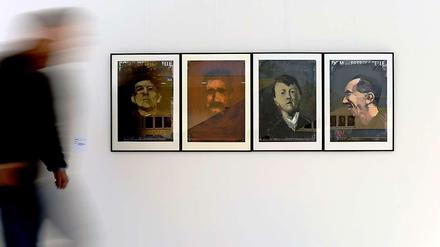 Aufreger. Die Ausstellung im Potsdamer Landtag, in der neben Porträts von ehrenwerten Persönlichkeiten auch Bilder von Verbrechern wie Goebbels hängen, steht in der Kritik.
