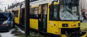 Auf der Bornholmer Straße ist am Dienstagmorgen ein Transporter mit einer Tram zusammengestoßen.