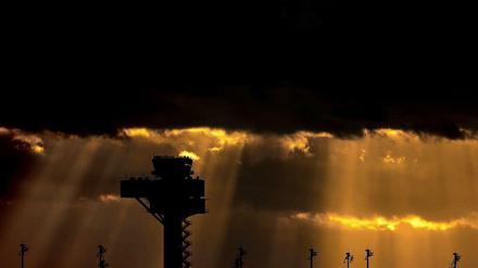 Der Hauptstadtflughafen BER bei Sonnenuntergang.