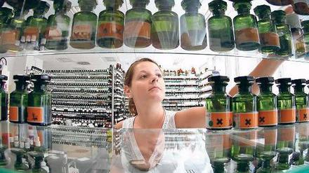 Duft in der Flasche. Für die Herstellung der Aromen brauchen die Mitarbeiter Unmengen von Wasserdampf. Foto: dpa