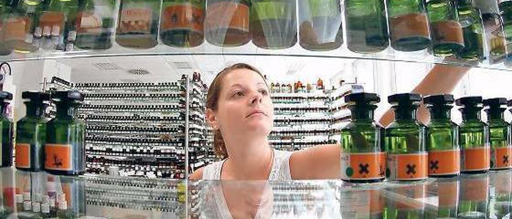 Duft in der Flasche. Für die Herstellung der Aromen brauchen die Mitarbeiter Unmengen von Wasserdampf. Foto: dpa