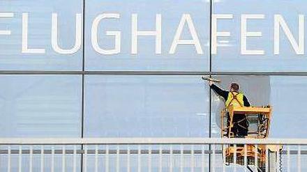 Glasklar sind die Scheiben am BER - aber glasklar ist noch nicht die Frage zu beantworten, wann hier der erste Flieger abhebt.