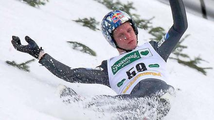 Thomas Morgenstern stürzt beim Skifliegen schwer.