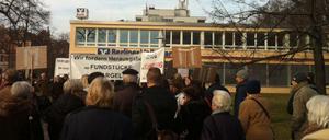 Rund 50 Menschen haben am Dienstag vor der Filiale der Berliner Volksbank in Steglitz demonstriert.