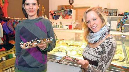 Ruhige Kugel? Nicht hier! Auch im Winter haben Mo Klinz (links) und Mandy Schüler in ihrem Eisladen genug zu tun. 
