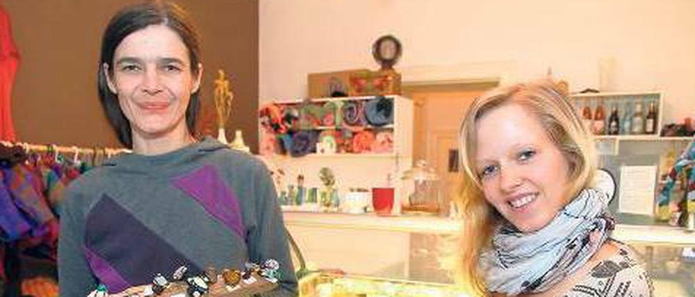 Ruhige Kugel? Nicht hier! Auch im Winter haben Mo Klinz (links) und Mandy Schüler in ihrem Eisladen genug zu tun.