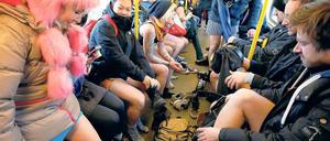 Unten ohne. Aber bitte gesittet. Das war die Ansage für die Aktion in Berlin. Foto: Reuters