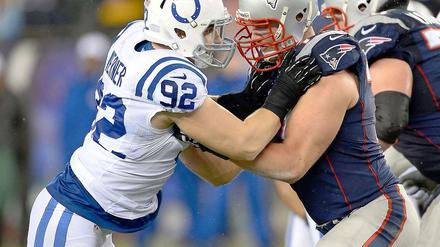 Nicht stark genug. Björn Werner (l.) im Duell mit New Englands Nate Solder.